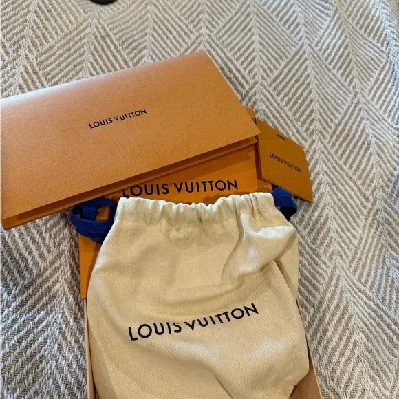 Louis Vuitton gold stud earrings - Picture 6 of 6